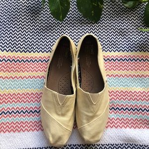 Toms 9.5 cream like new.